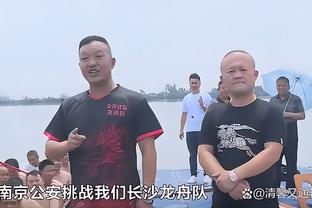 瓜帅拥抱祝贺小将鲍勃：我就说你会进球的